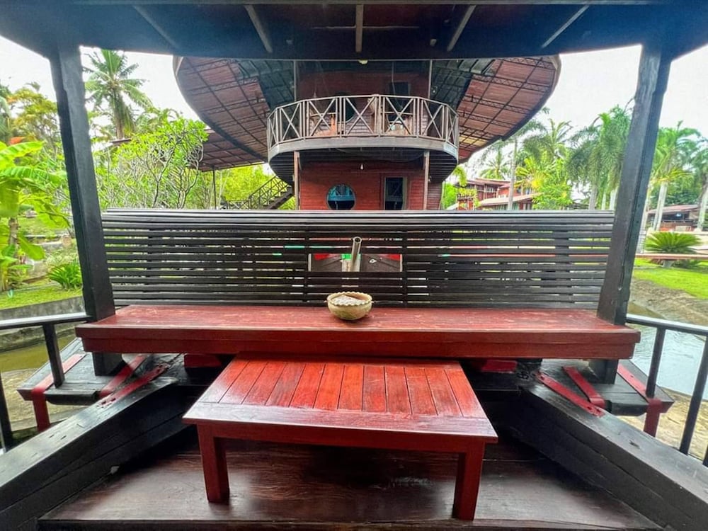 Kaengkrachan Boathouse Paradise Resort