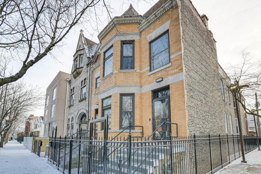 Spacious Condo w/ Deck ~ 3 Mi to Downtown Chicago! view 3