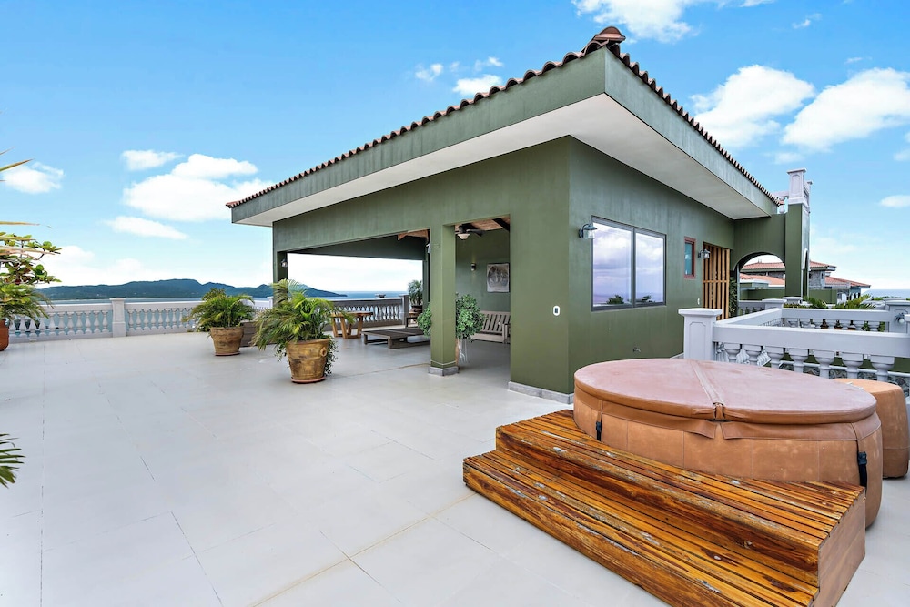 Luxury Condo with Panoramic Ocean Views, Sparkling Infinity Pool, and Modern Open-Concept Design