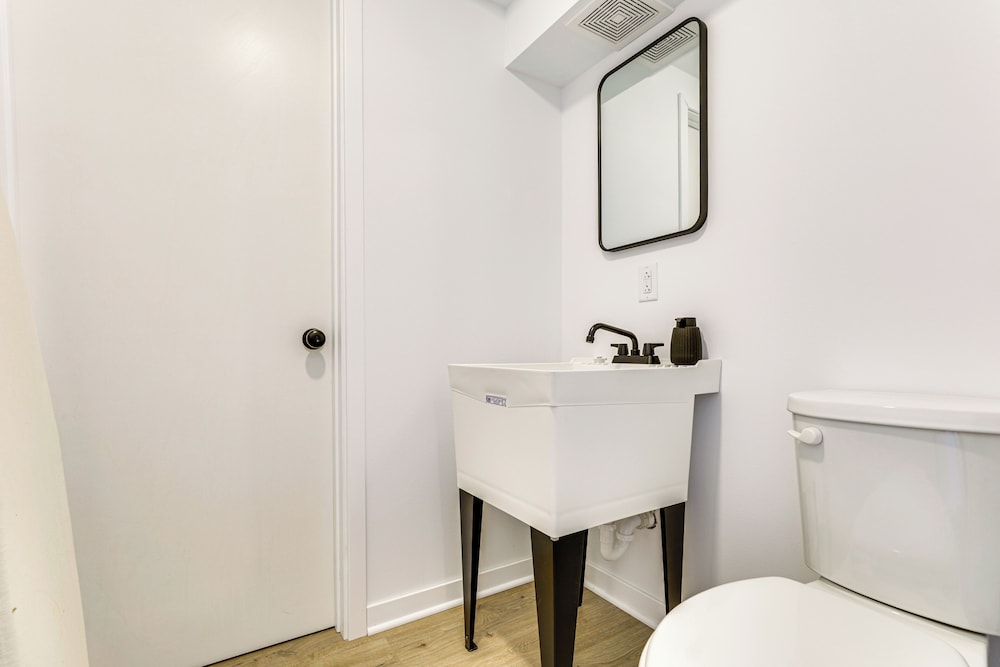 10 Mi to Dtwn Madison: Home w/ Large Yard!