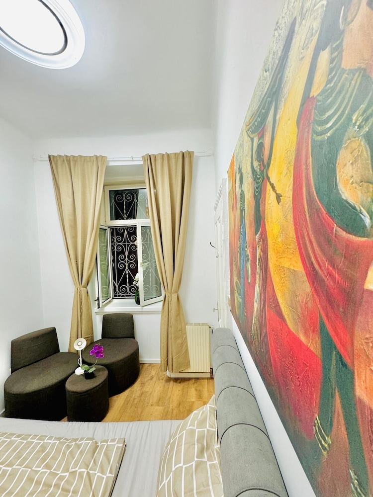 Family 9BR Apartment Near Augarten