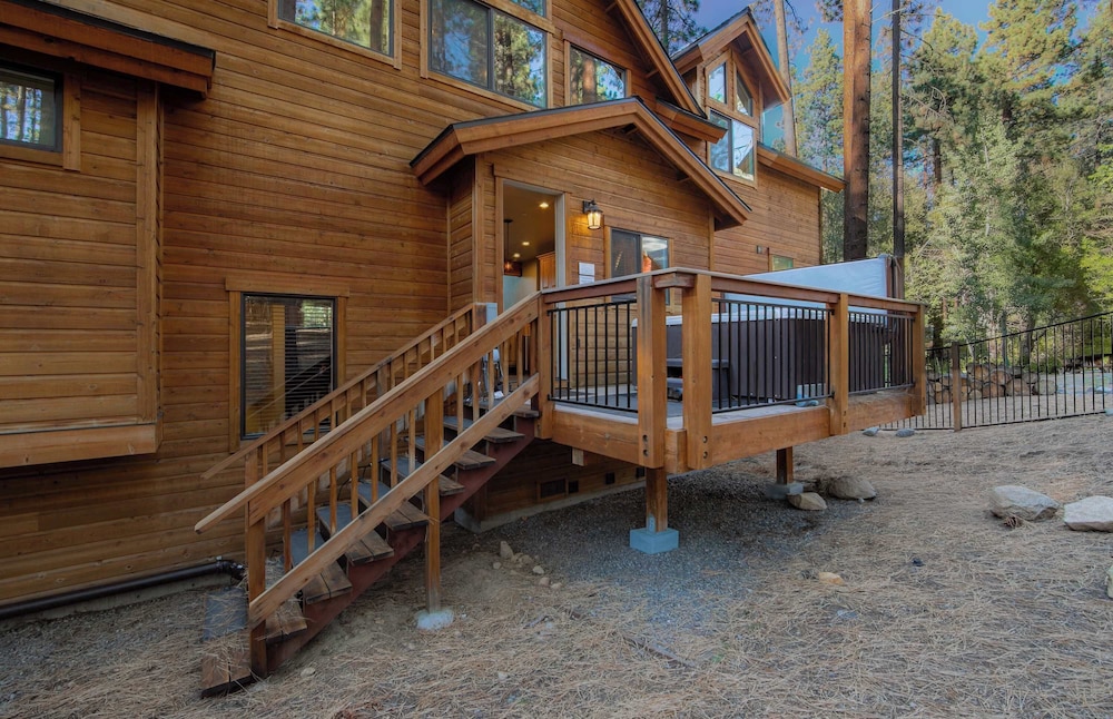 The T-pot Chalet for 12