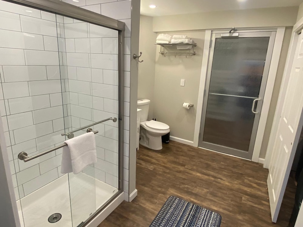 Brattleboro Vacations - Vermont Mirror House - Property Image 4