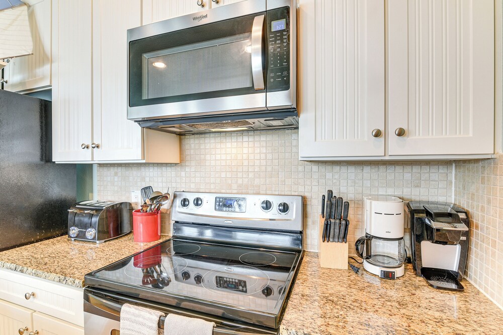 Walk to Beach: Condo w/ Bay View in Galveston