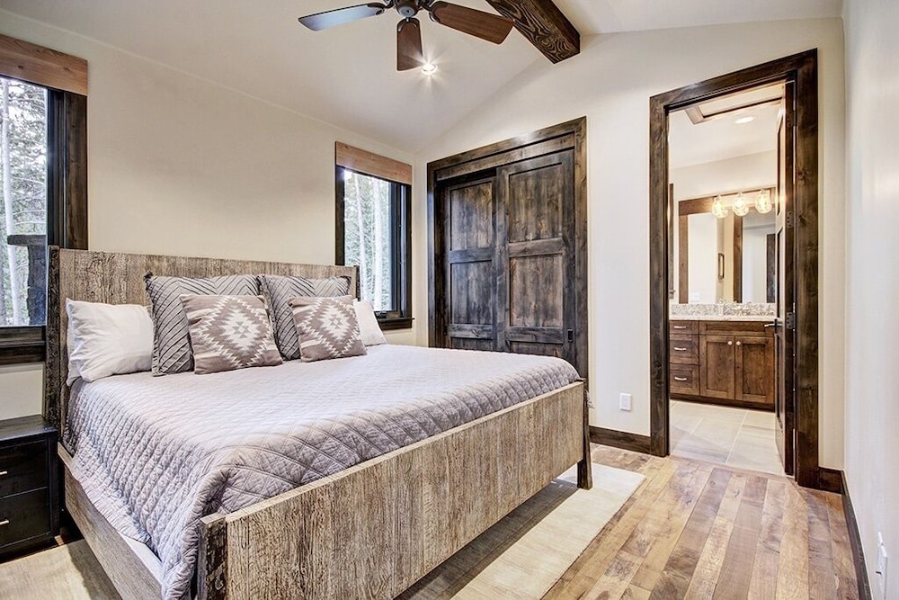 Hawk's Hideaway 6 Bedroom Home
