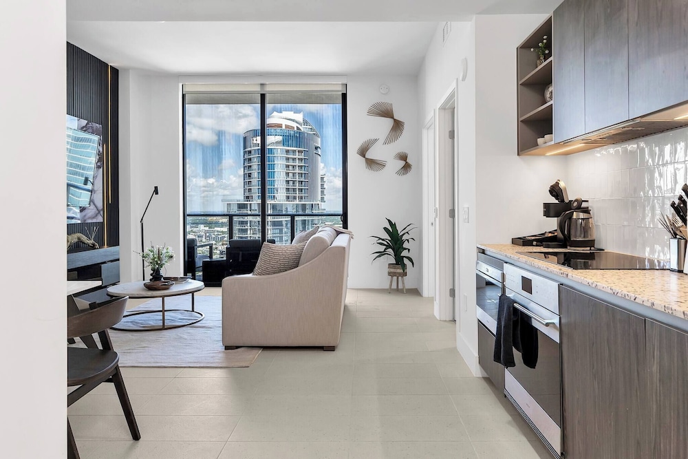 Luxury 1BR Penthouse, Bay & City Views Downtown