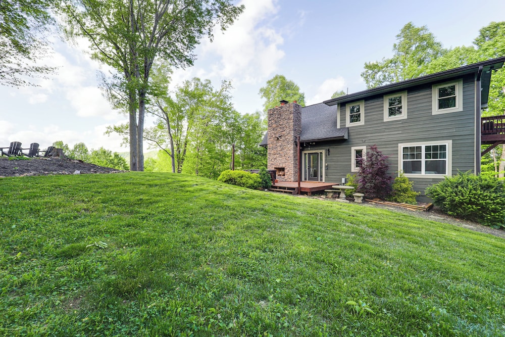 Luxe Appalachian Mountain Cabin w/ Hot Tub, Views view 5