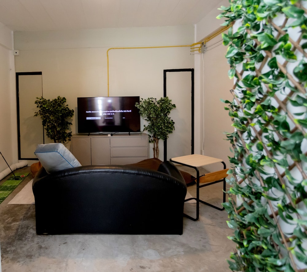 Nomad Plus Life Hostel Pattaya
