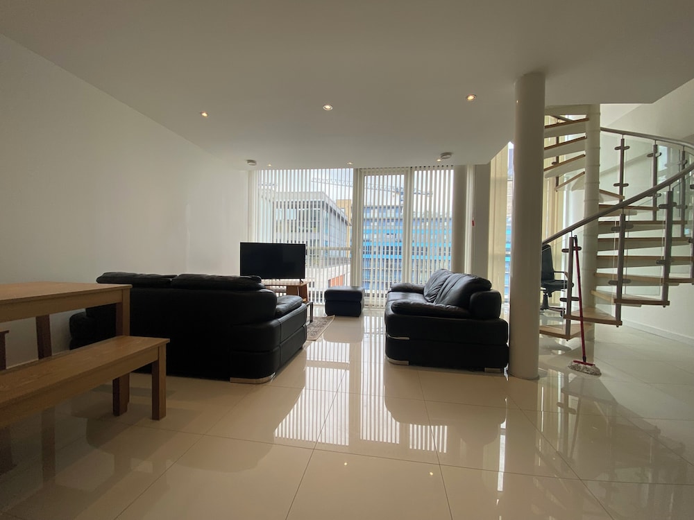Cosy 3 bed Penthouse in Royal Docks London