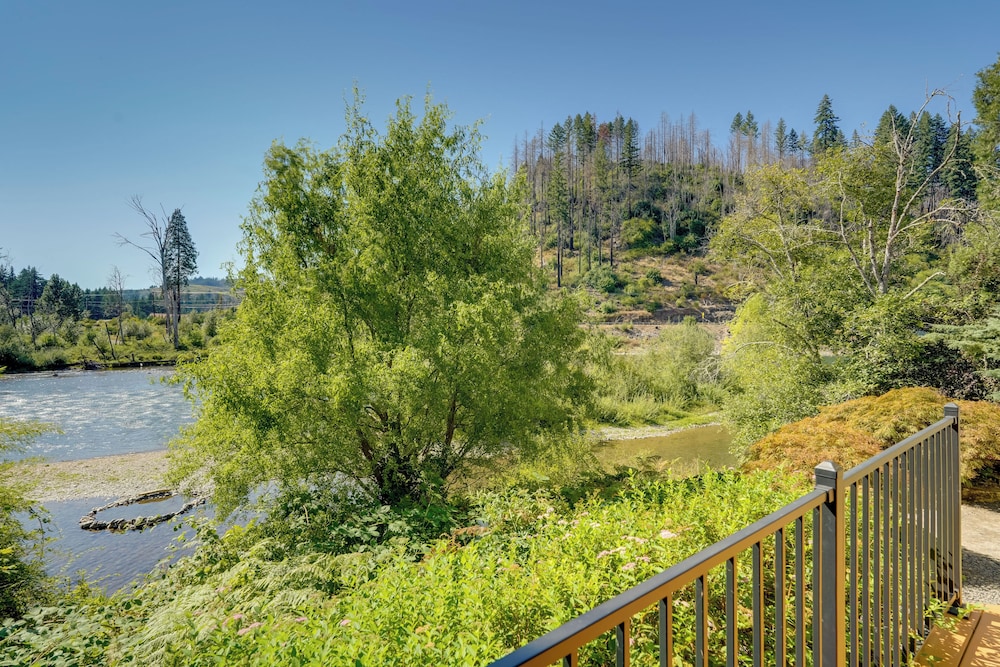 Prime Mckenzie River Gem: Sunroom + Views!