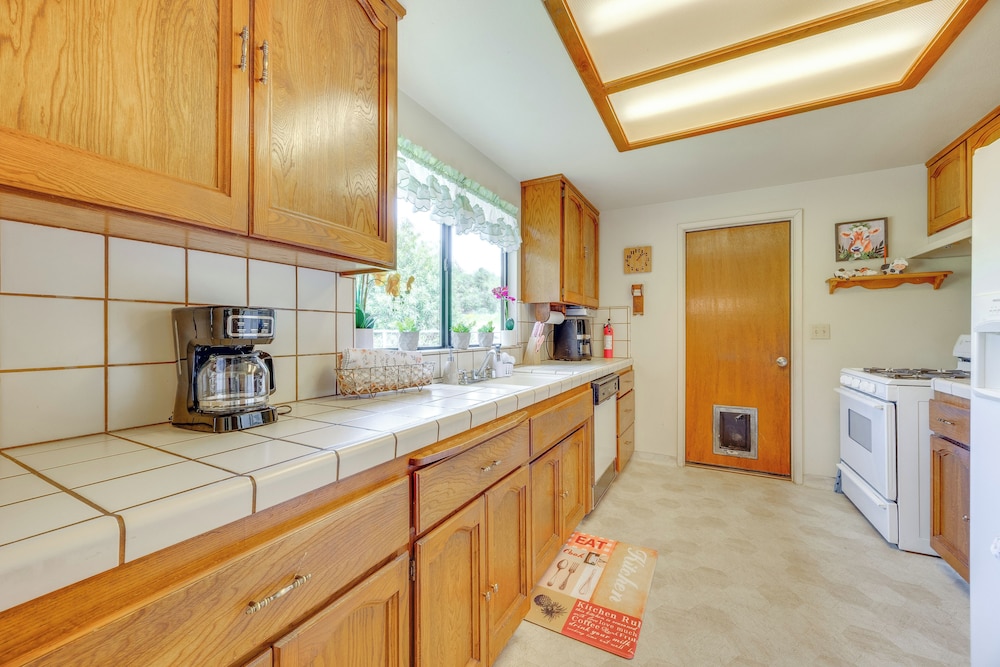 Boat, Fish & Golf: Coarsegold Retreat w/ Hot Tub