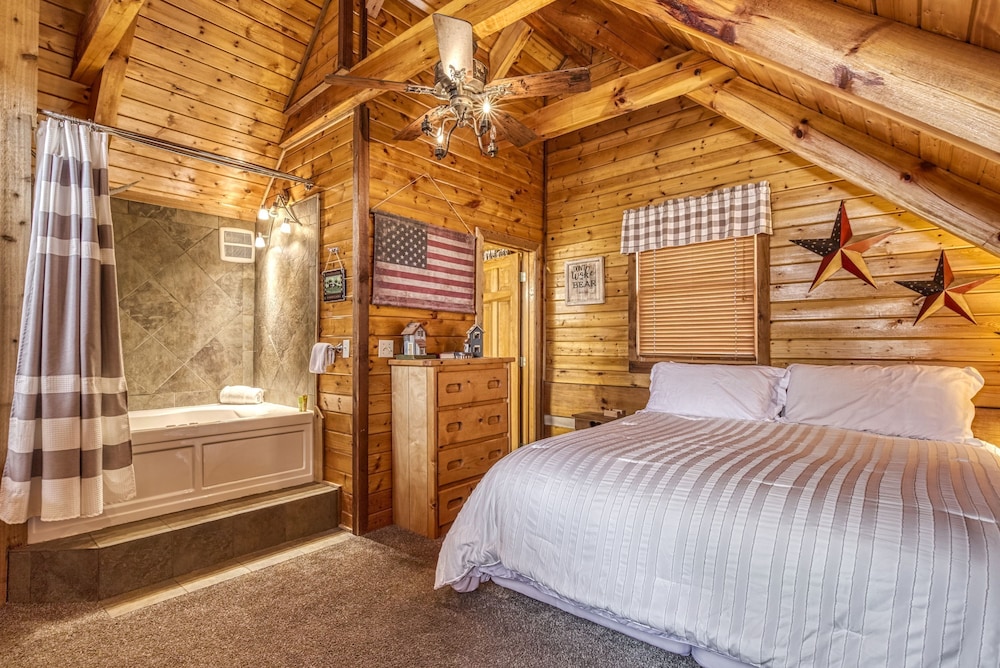 Fantastic Pet Friendly Cabin Hot Tub Fire Pit