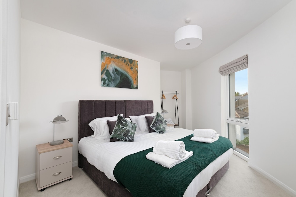 Town Center 2 bed Serviced Apartment 8 view 3