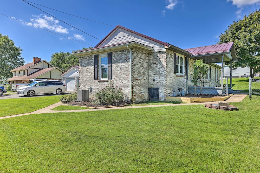 Family-friendly Sanctuary: Bbq, Patio & Yard view 5