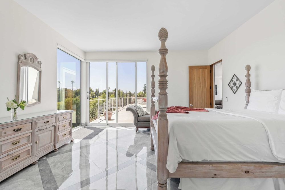 Luxe LA Escape w/ Pool, Views & Game Room Alta Vista Estate by Avantstay