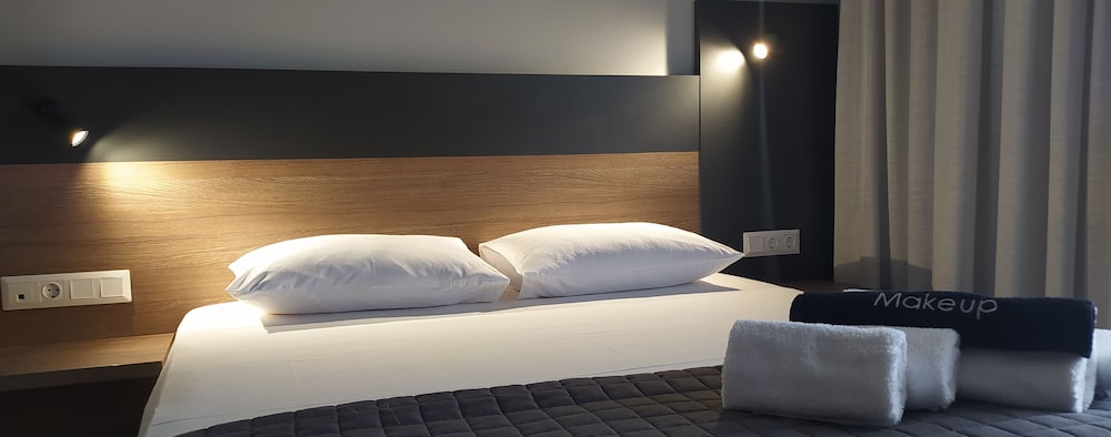 Elizabeth Queen Luxury Rooms view 4