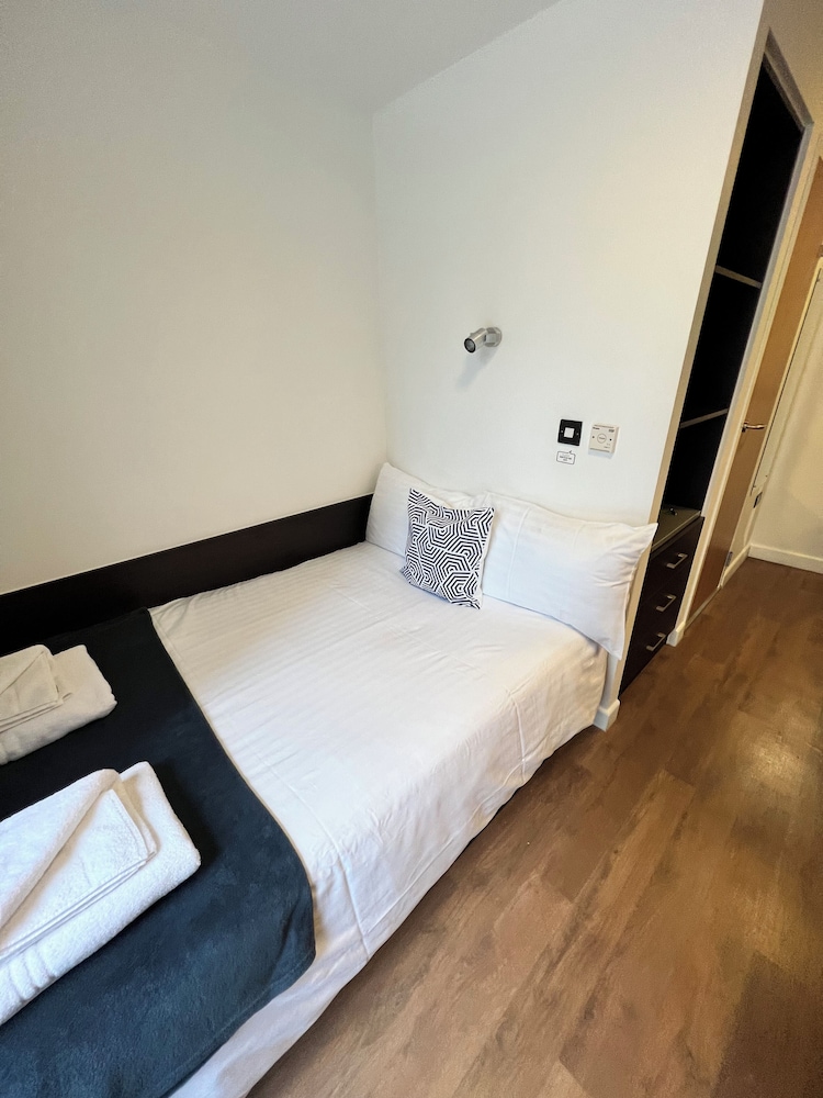 6 Bed Apartment @ Astor House by Pureserviced