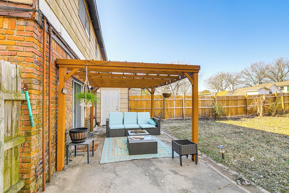 17 Mi to Dtwn Memphis: Townhome w/ Fenced Yard!