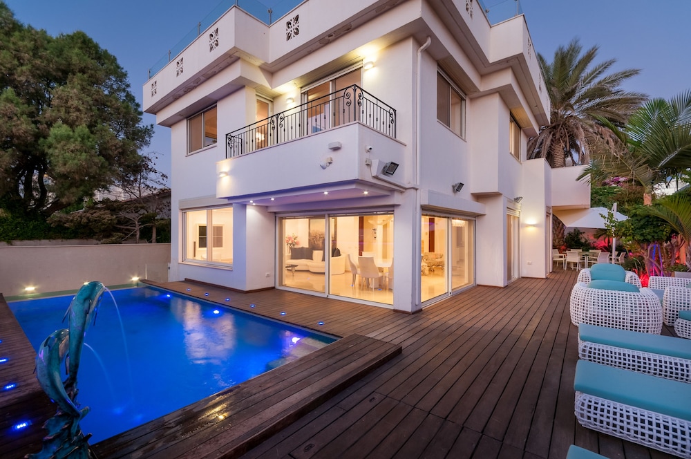 Luxurious Villa with great location