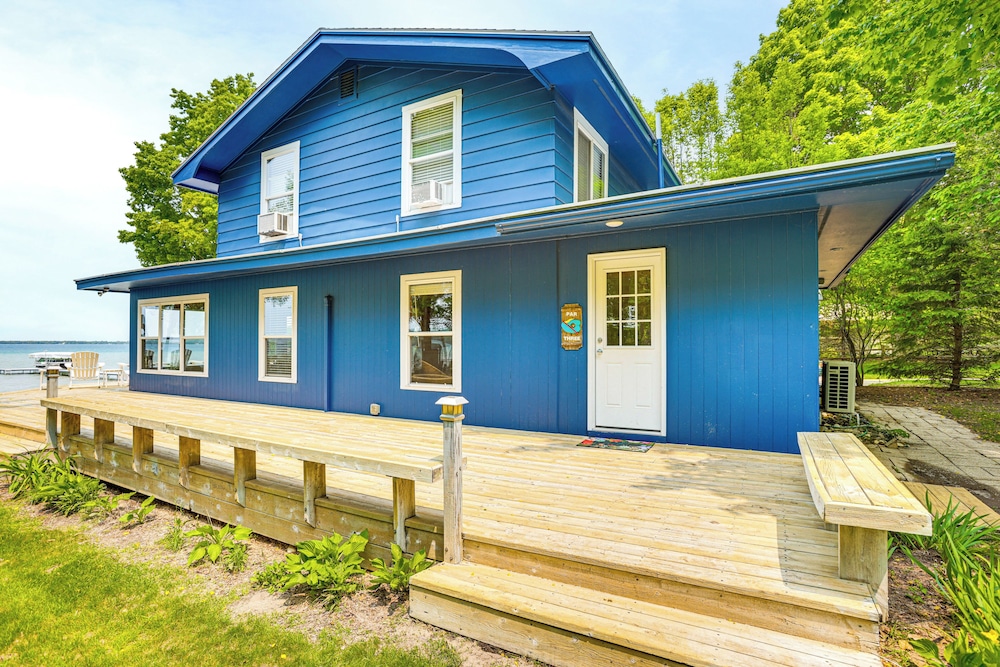 Autumn Escape on Glen Lake: Waterfront Cottage!