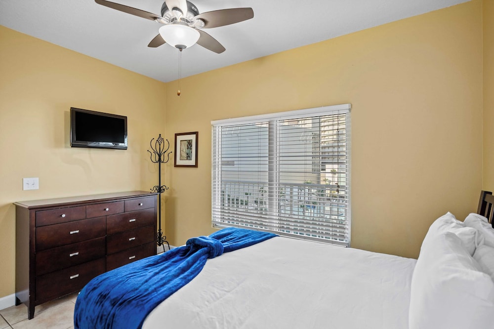 Relax at Panama City Beach Balcony, Parking, Walk to Dining