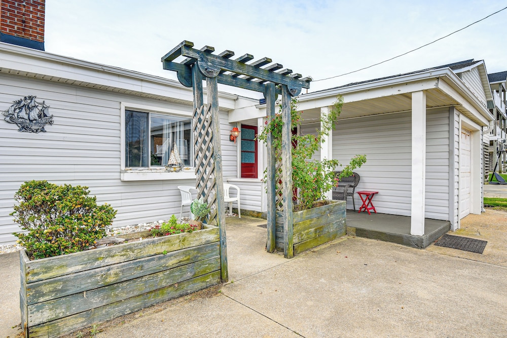< 1/2 Mi to Beach Access + Pier: OBX Getaway