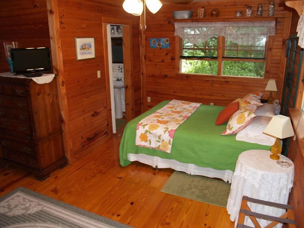 Henson Cove Place B&B with Cabin
