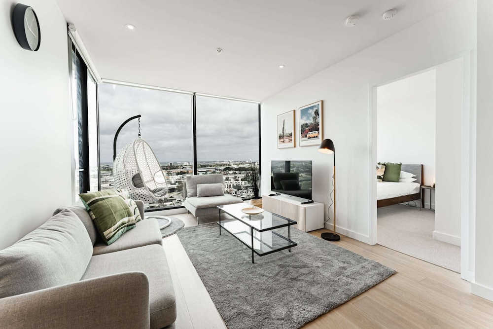 2-bed With Harbour Views & Outstanding Amenities