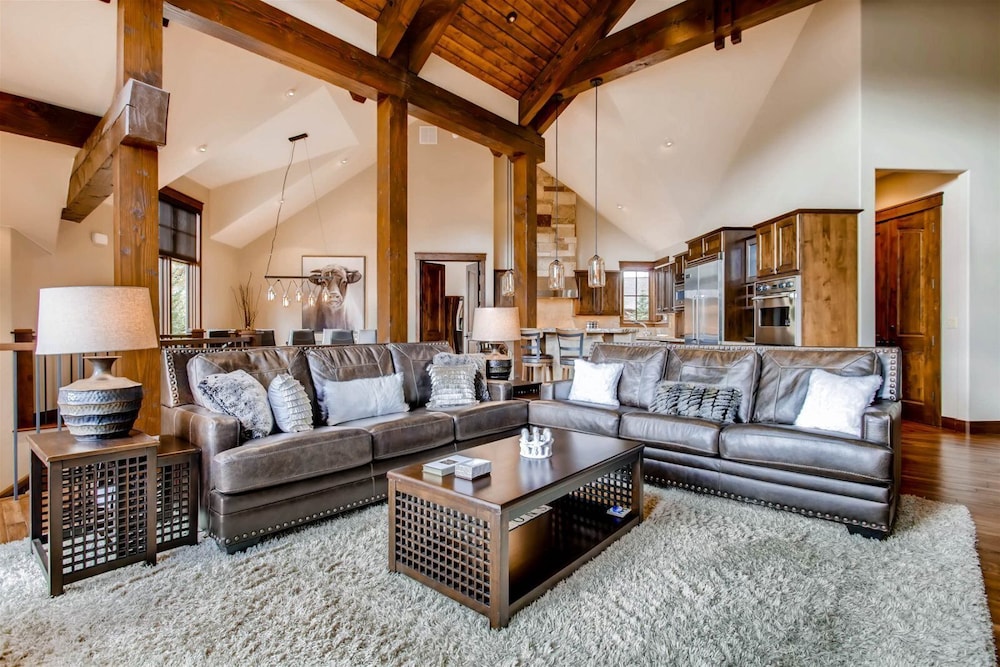 Breck_snowy_point_chalet