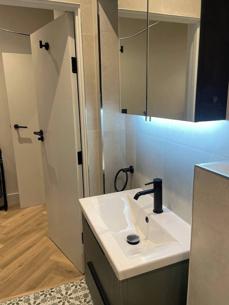 Nw119sg-modernapt-2guests-2br-1minhighstreet