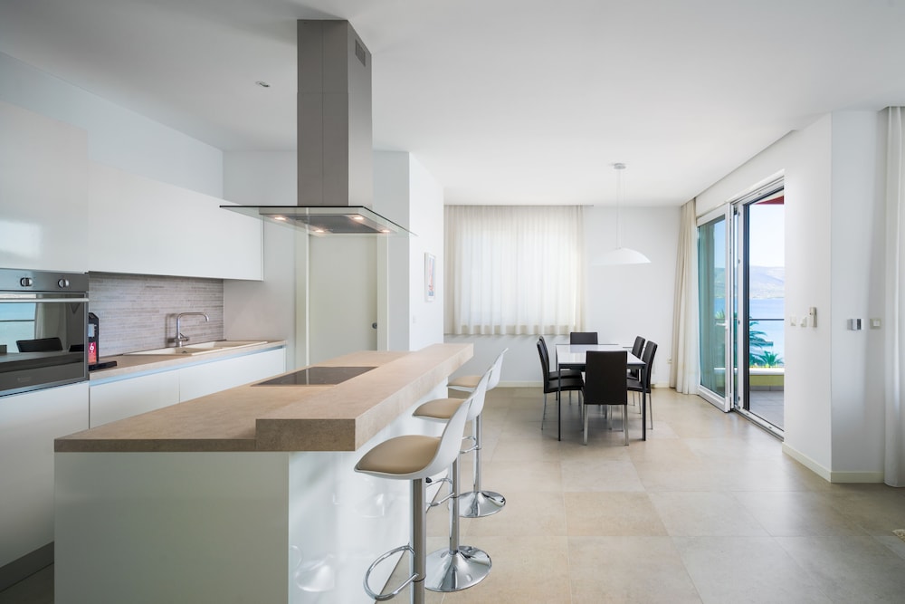 Acadia Beach Villas & Apartments, Slatine