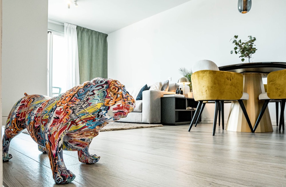 OV2 1B - Bright and Modern 3 Bedroom Apartment