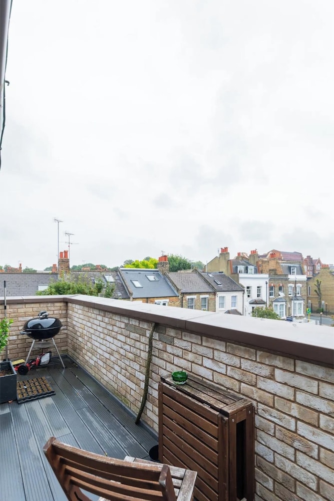 Sleek & Spacious 2BD Flat - Clapham