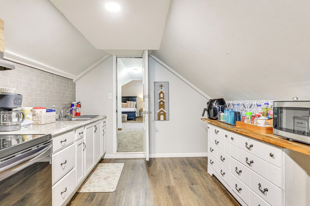 10 Mi to Mobile Bay: Family Apt in Silverhill!