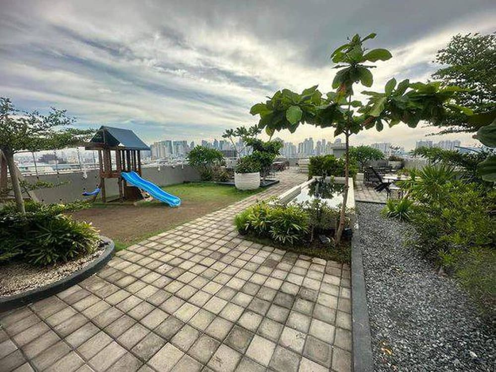 Golden Loft With Mood Lighting,stylish Staycation Loft Fast Wi-fi, Soft Couch