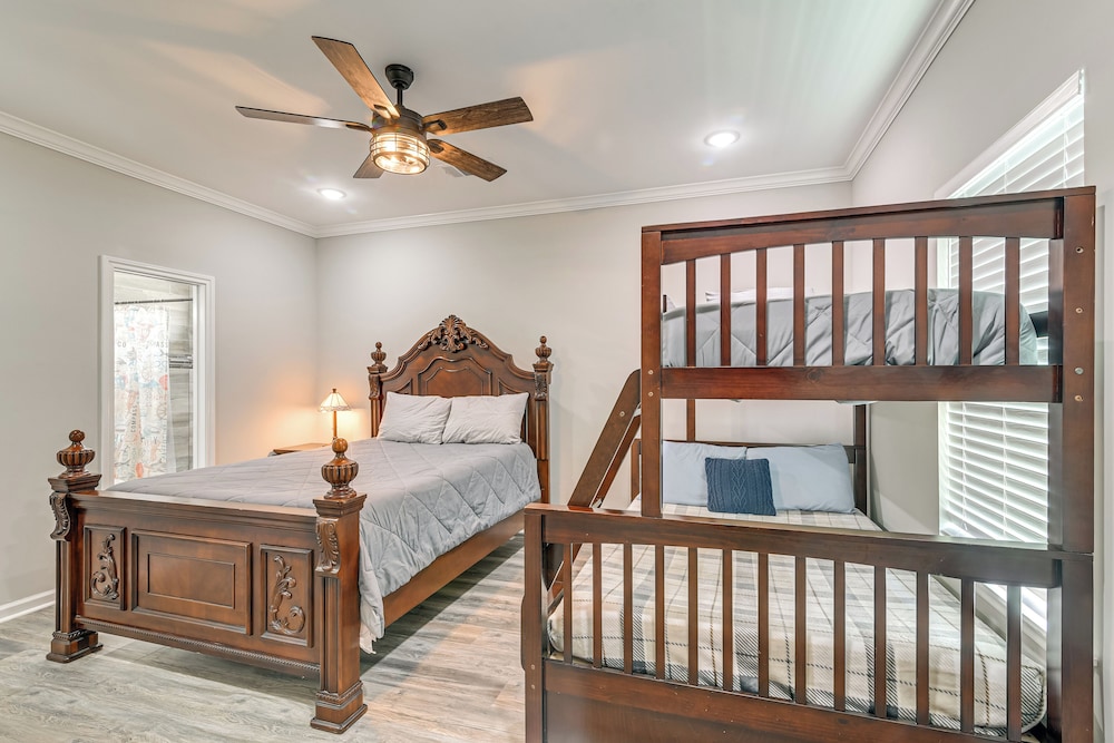Walk to Beach: Group Getaway in Galveston!