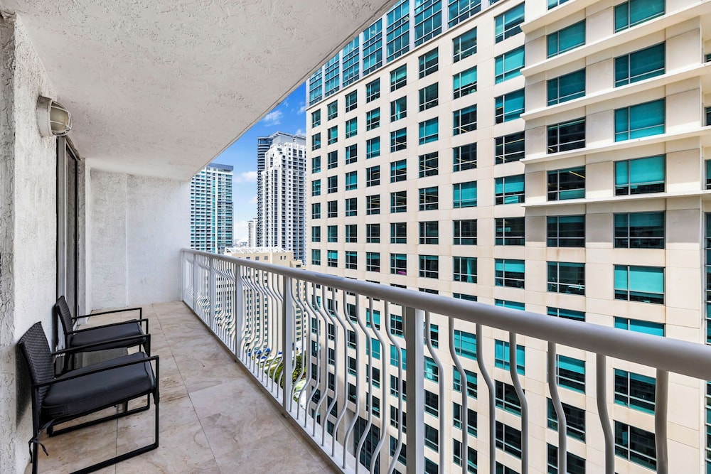 Sky High 31st Floor Condo W Parking