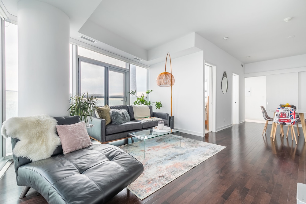 Sky Home with Stunning View of Toronto and Lake Ontario photo 4