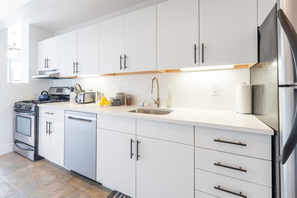 Cypress Court III by Rove Travel 1BR Harlem Apt