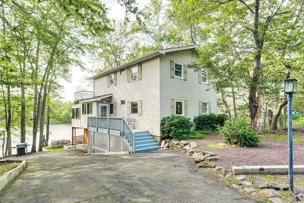 Hot Tub + Game Room! Lakefront Gem in Pocono Mtns
