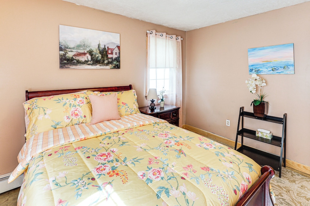 Family-friendly Home w/ Furnish Patio in Crystal!