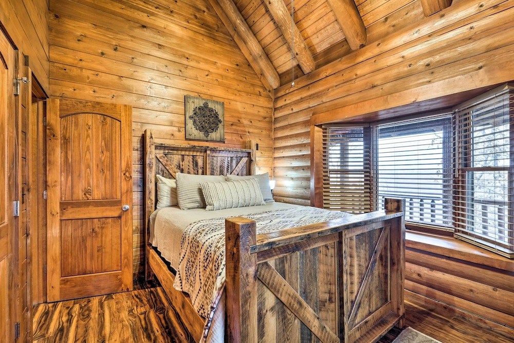 Private Eureka Springs Cabin w/ Beaver Lake Views!