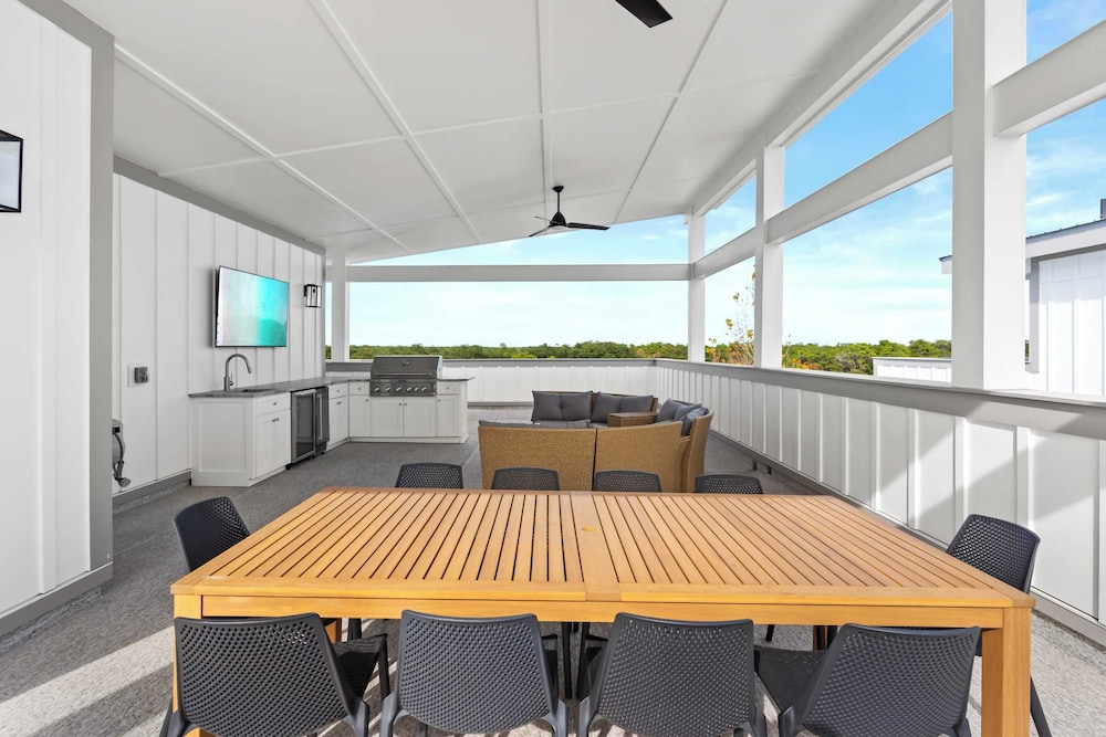 Sea Dweller by Avantstay Rooftop Spa + Gulf View Golf Cart, Pool