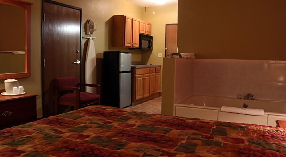 HomeTown Inn & Suites