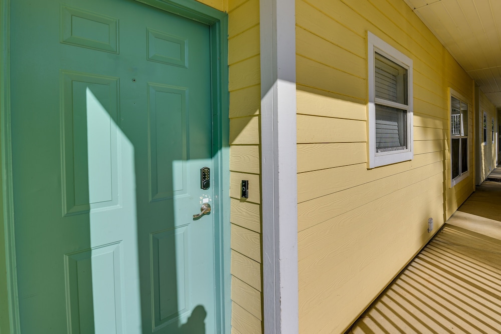 Prime Miramar Beach Getaway w/ Pool Access!