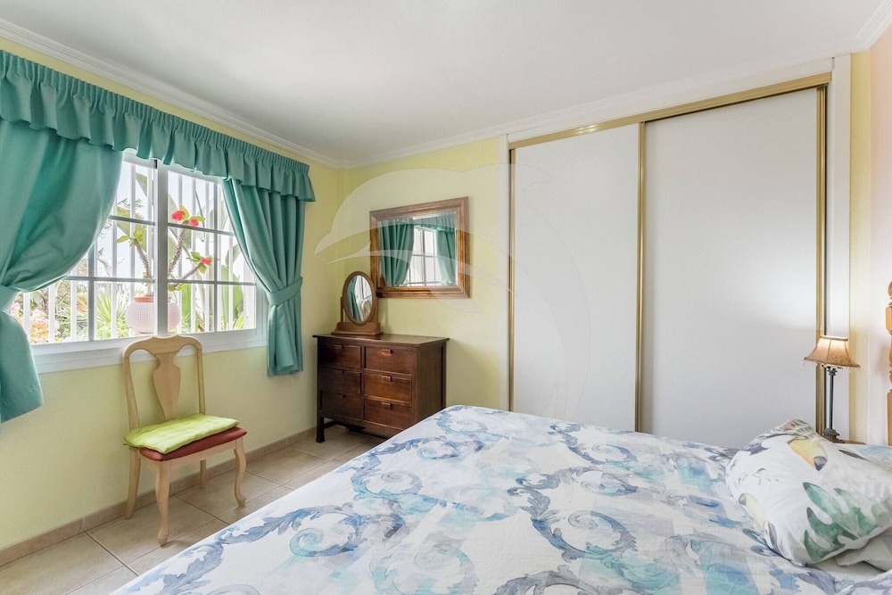 El Médano Apartment With Pool and Garden Views