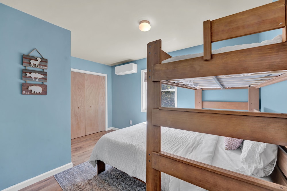 Lakefront Lodge Hot Tub Dock Kayaks