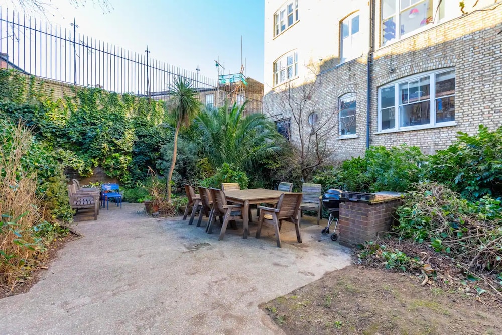 Tastefully Curated Mezzanine Studio Flat Hackney!