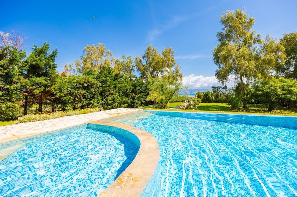 Ormos Beach House in Apraos