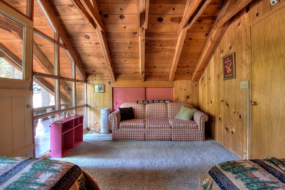 Charming Cascade Chalet view 4